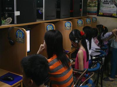 Trẻ em đang chơi game online.  
